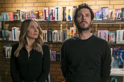 Kristen Bell y Adam Brody en 'Nadie quiere esto'.