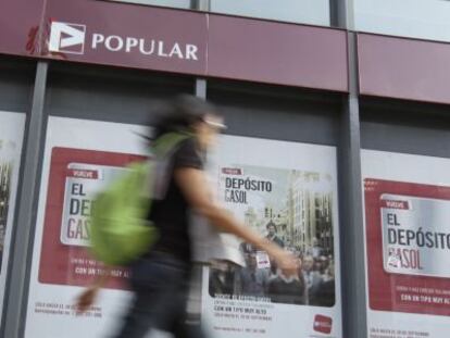 Una oficina del Banco Popular con publicidad de depósitos en Madrid.