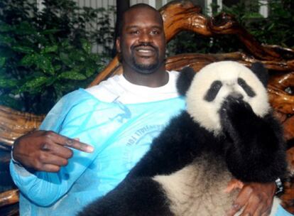 El jugador posa con un oso panda en una visita a China la semana pasada.
