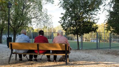 Jubilados en un parque de Madrid.