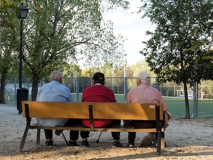 Jubilados en un parque de Madrid.