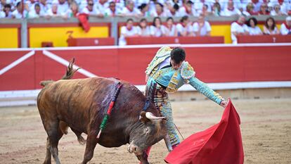 Daniel Luque torea al natural a su primer toro.