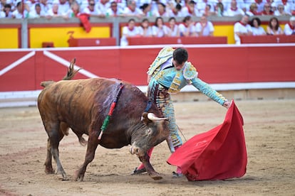 Daniel Luque torea al natural a su primer toro.