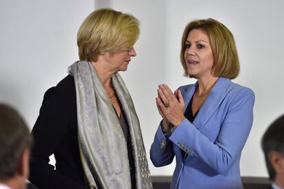 La ministra de Defensa, Mar&iacute;a Dolores de Cospedal, con su hom&oacute;loga italiana, Roberta Pinotti, este martes en la cumbre de la OTAN en Bruselas.
 