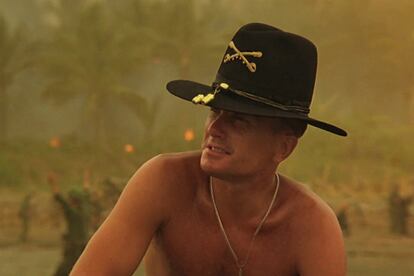 Apocalypse Now (1979)

La cita que recuerdas:

- “Me gusta el olor del napalm por la mañana. Huele a victoria”.

La cita textual:

- “Me gusta el olor del napalm por la mañana. Una vez durante doce horas bombardeamos una colina y cuando acabó todo, subí. No encontramos ni un cadáver de esos chinos de mierda. Qué pestazo el de la gasolina quemada. Aquella colina olía a... victoria”.

La escena, aquí.