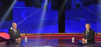 El jurista Kais Said (izquierda) frente a su rival, el magnate televisivo Nabil Karoui, durante el debate entre los dos candidatos a la presidencia celebrado en la noche del viernes en Túnez, dos días antes de las elecciones.