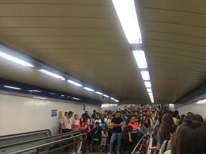 Aglomeración de viajeros este martes en la estación de metro de Nuevos Ministerios.