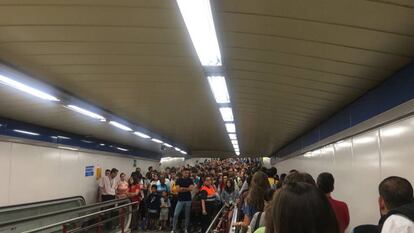 Aglomeración de viajeros este martes en la estación de metro de Nuevos Ministerios.