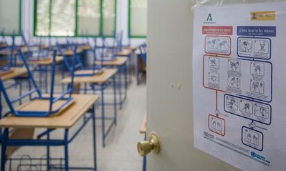 Cartel recordando las medidas de seguridad en la puerta de una aula ante el nuevo curso escolar.