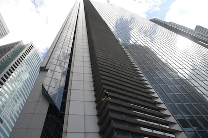 El escalador francés Alain Robert, durante su subida a la torre GT, de 47 pisos, ubicada en el distrito financiero de Makati, en Manila (Filipinas).