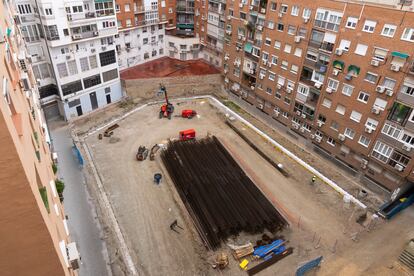 El solar interior donde los empresarios quieren construir un parking.