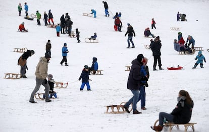 Familias disfrutan de un día de nieve en el parque Hasenheide en Berlín (Alemania), el 8 de enero de 2017.