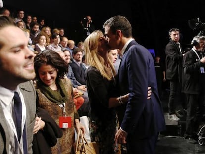 Pedro Sánchez y su mujer, Begoña Gómez, se besan tras el debate de EL PAÍS.