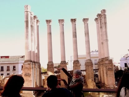 Visitantes se fotografían en el templo romano.