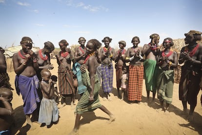 Un grupo de mujeres y niños de la tribu Dassanech participa en un baile ritual.