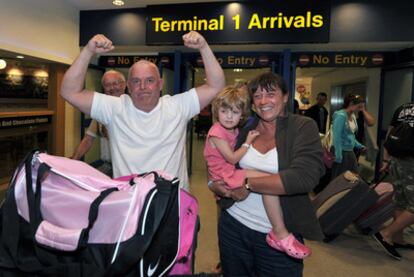 Una familia británica llega al aeropuerto de Manchester en uno de los primeros vuelos que aterriza en Reino Unido tras la reapertura del espacio aéreo.