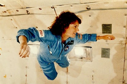 En los 80, las mujeres de la NASA también adoptaron el clásico mono azul de astronauta de la organización.