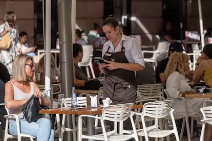 Una camarera de una cafetería del centro de Sevilla.