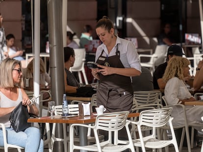 Una camarera de una cafetería del centro de Sevilla, la semana pasada.