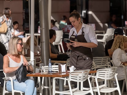 Una camarera de una cafetería del centro de Sevilla.