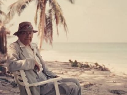 El poeta T. S. Eliot, en Bahamas en 1957.