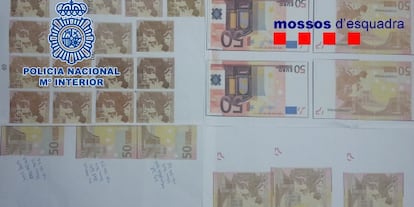 Los billetes falsos intervenidos por los agentes.