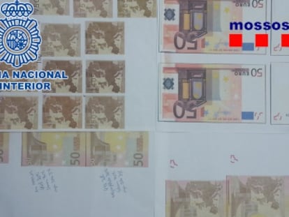 Los billetes falsos intervenidos por los agentes.