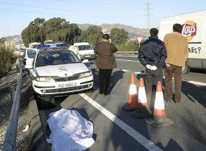 Cadáver del hombre atropellado en la N-340 en el término municipal de Salobreña (Granada).