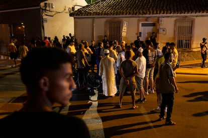 Un grupo de ciudadanos concetrados durante la noche en Torre Pacheco el pasado 16 de julio.