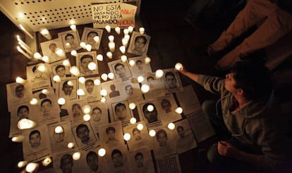 Velas en cada fotografía de los chicos desaparecidos.