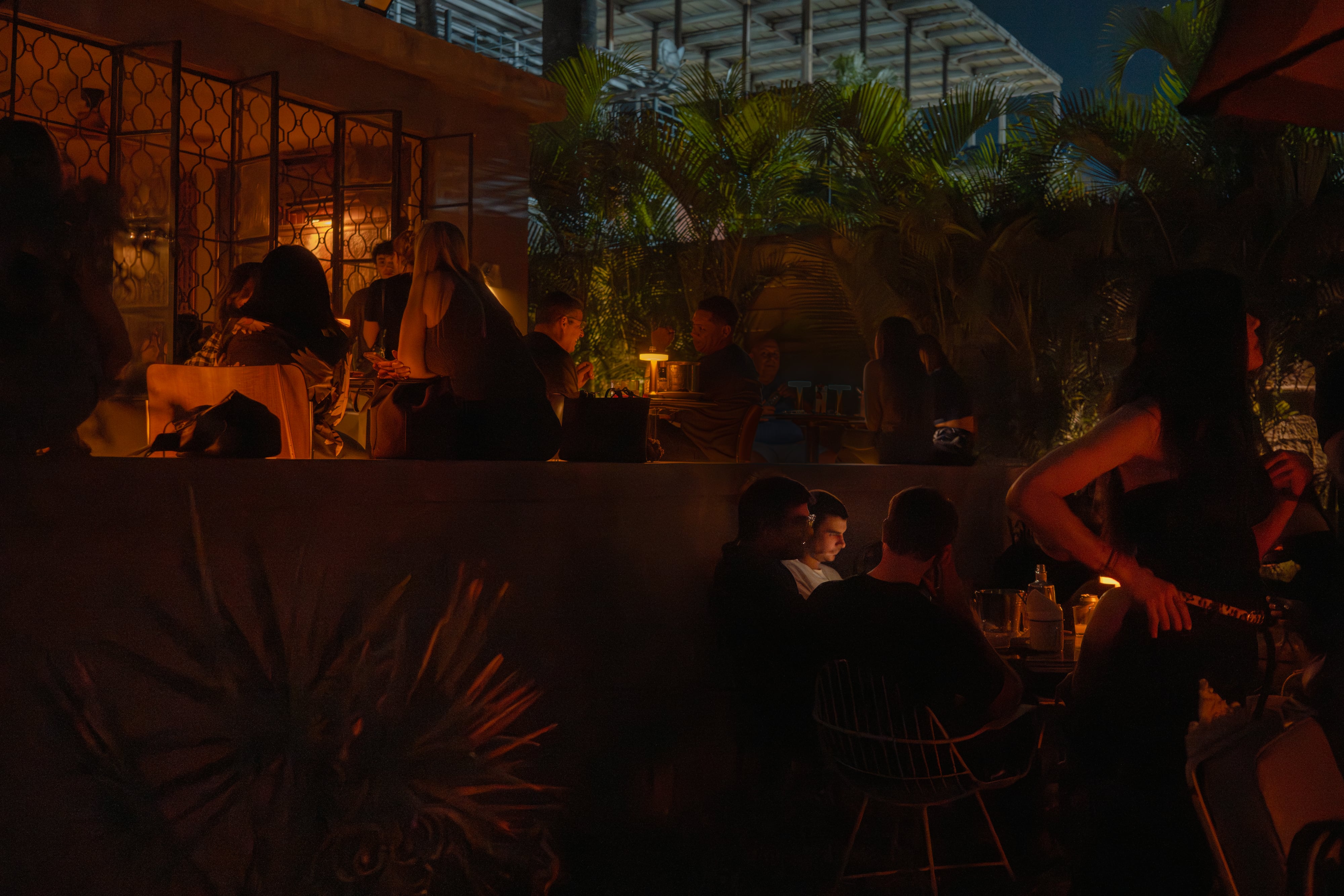 Comensales del local Dos Puntos en Caracas, el 11 de abril.