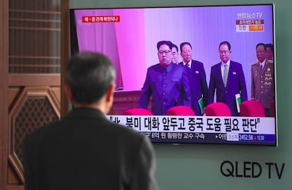 Un hombre mira un reportaje televisivo sobre una presunta visita a China del líder norcoreano Kim Jong Un, en una estación de tren en Seúl (Corea del Sur).
