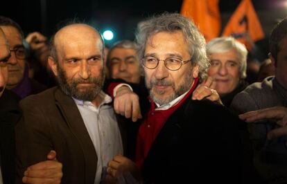 Can Dündar (derecha) y Erdem Gul, tras ser liberados.