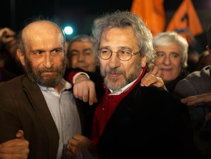 Can Dündar (derecha) y Erdem Gul, tras ser liberados.