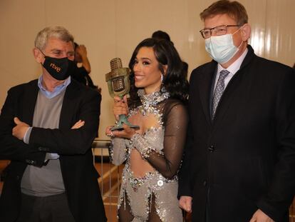 La ganadora del Benidorm Fest, Chanel, con el presidente de RTVE, José Manuel Pérez Tornero (izquierda), y el president de la Generalitat, Ximo Puig.