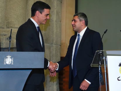 Pedro Sánchez saluda al secretario general de la OMT, Zurab Pololikashvili, en enero de 2019 en Fitur.