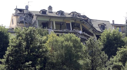 Una parte del Hotel Roma, donde siete personas han sido rescatadas con vida y decenas continúan desaparecidas.