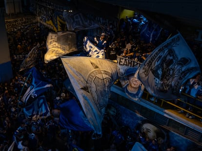 La barra Comandos Azules se reúne en el estadio El Campín, antes de subir a la tribuna para ver a Millonarios jugar la final del fútbol colombiano, el 24 de junio de 2023.