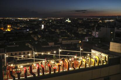 Las chimeneas de la terraza de la quinta planta, orientada al Madrid de los Austrias, representan los tejados típicos de los años treinta y cuarenta en la capital.