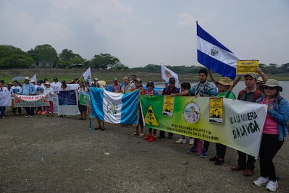 Salvadoreños y guatemaltecos protestan contra la mina Cerro Blanco en el lago fronterizo de Güija, en abril de 2023.