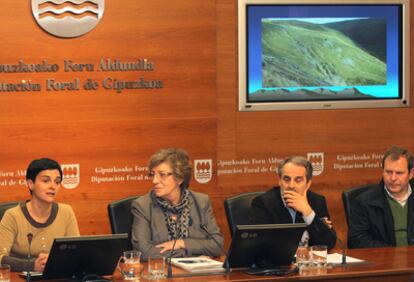 De izquierda a derecha, Mertxe Urteaga, la diputada María Jesús Aranburu, Txomin Ugalde y el alcalde Jesús Iñurrita, ayer en la presentación en San Sebastián de los descubrimientos.