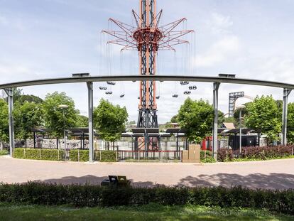 <b>Parque de Atracciones de Madrid. Esperando a los niños… y a los adultos.</b> La multinacional española Grupo Parques Reunidos gestiona más de medio centenar de parques de ocio por todo el mundo. Una de las joyas de la corona es el Parque de Atracciones de la Casa de Campo de Madrid, que en 2019 atrajo a más de un millón de personas. El pasado 1 de mayo —el día en el que entramos al parque—, todo recordaba más a un paisaje apocalíptico o al set de rodaje de una película de zombis que a una meca del ocio infantil. El Viejo Caserón, La Máquina Lanzadera, Vértigo, las montañas rusas…, todo desierto, seco, solitario. Aquel día tendrían que haber estado allí unas 12.000 personas. El número de visitantes fue, lógicamente, cero. “Manejamos el verano como momento de reapertura, porque esta campaña es clave para nosotros”, explica Ricardo Esteban, director gerente del parque.