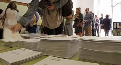  Votaciones para las elecciones al Parlamento catal&aacute;n del 27S en un colegio electoral de Barcelona. 