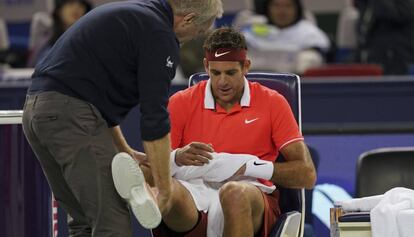 Del Potro es atendido de la rodilla en Shanghái.