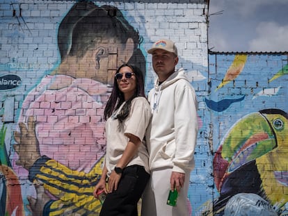 Luisa Sabogal, gestora cultural del proyecto, con May Rojas, artista líder de Bogotá Colors, en la localidad de Ciudad Bolívar, en Bogotá, el 19 de enero de 2024.