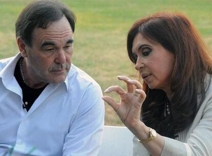 Oliver Stone y la presidenta argentina, Crisna Fernández, durante la entrevista que mantuvieron durante la visita del director estadounidense a Argentina