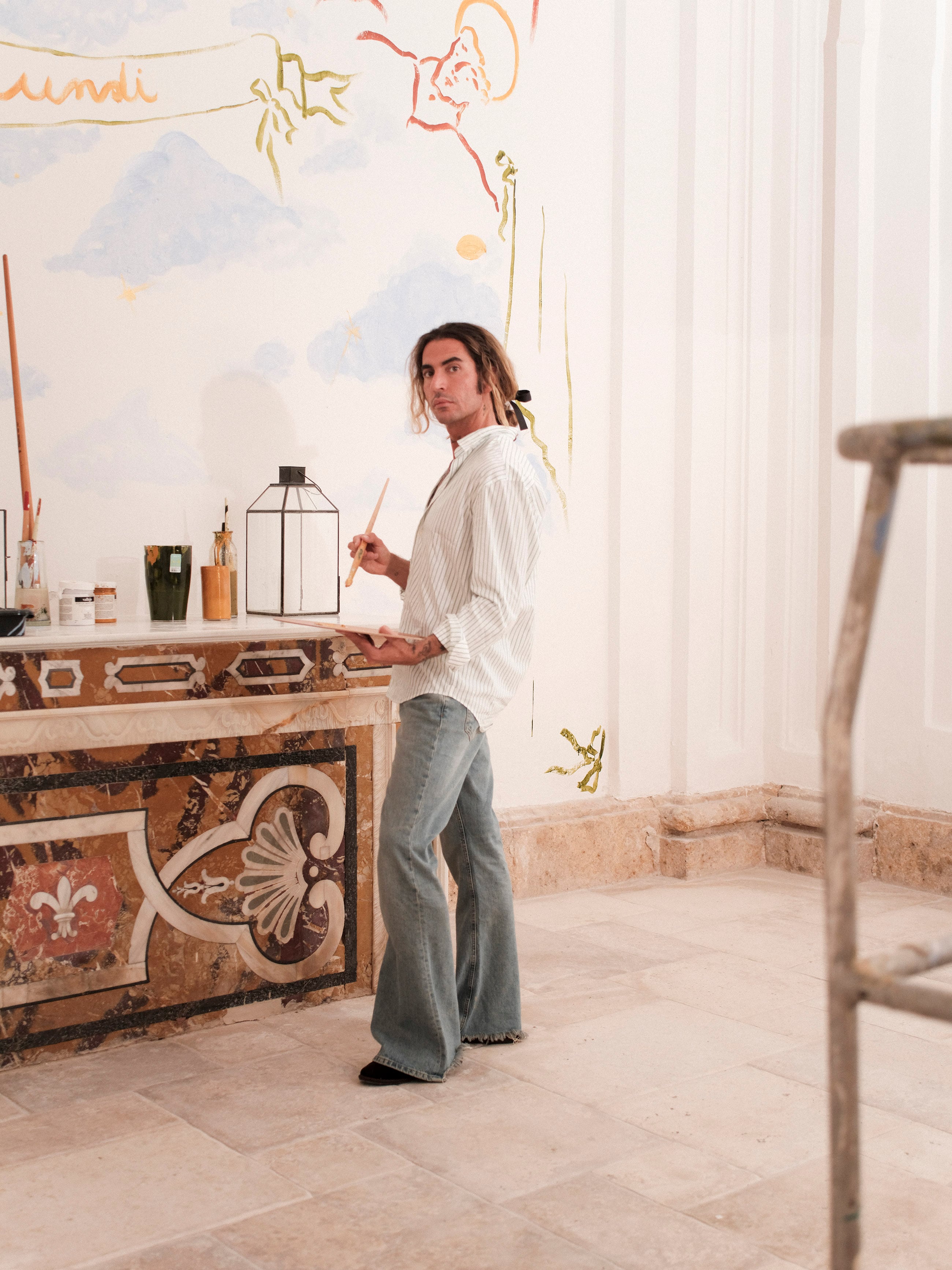 Jorge Parra durante el proceso de creación del mural.