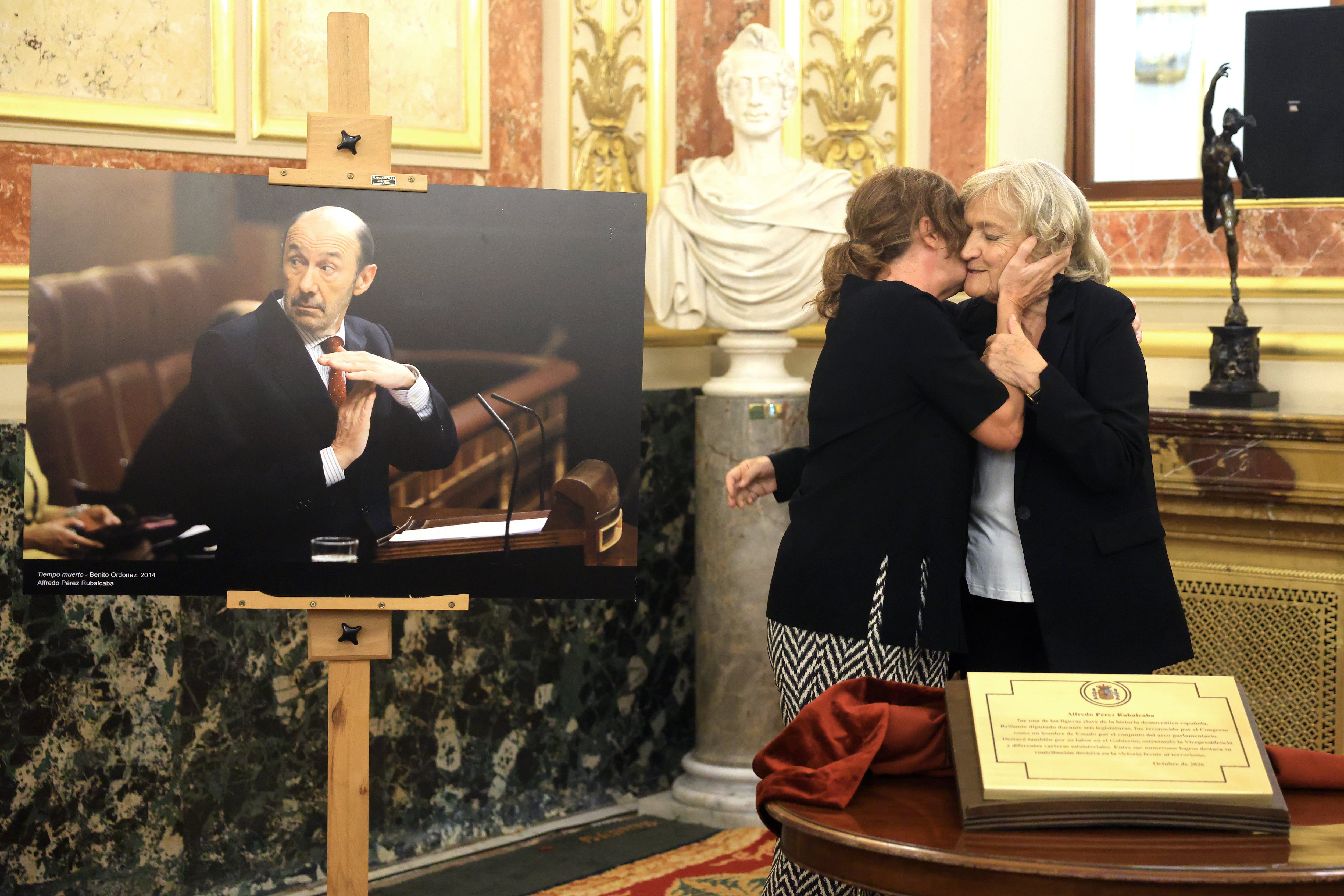 El Congreso otorga el nombre Pérez Rubalcaba a una sala de trabajo de la prensa en el 15º aniversario del fin de ETA