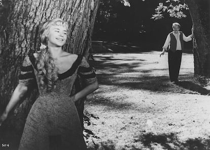 Una escena de 'Sonrisas de una una noche de verano, de Ingmar Bergman, con Harriet Andersson y Gunnar Bjornstrand.