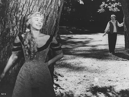 Una escena de 'Sonrisas de una una noche de verano, de Ingmar Bergman, con Harriet Andersson y Gunnar Bjornstrand.